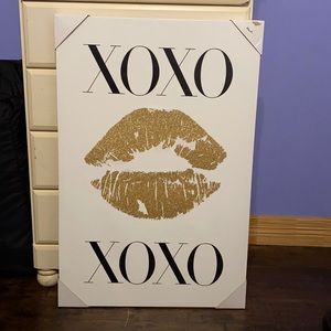 Lips have gold glitter on them !